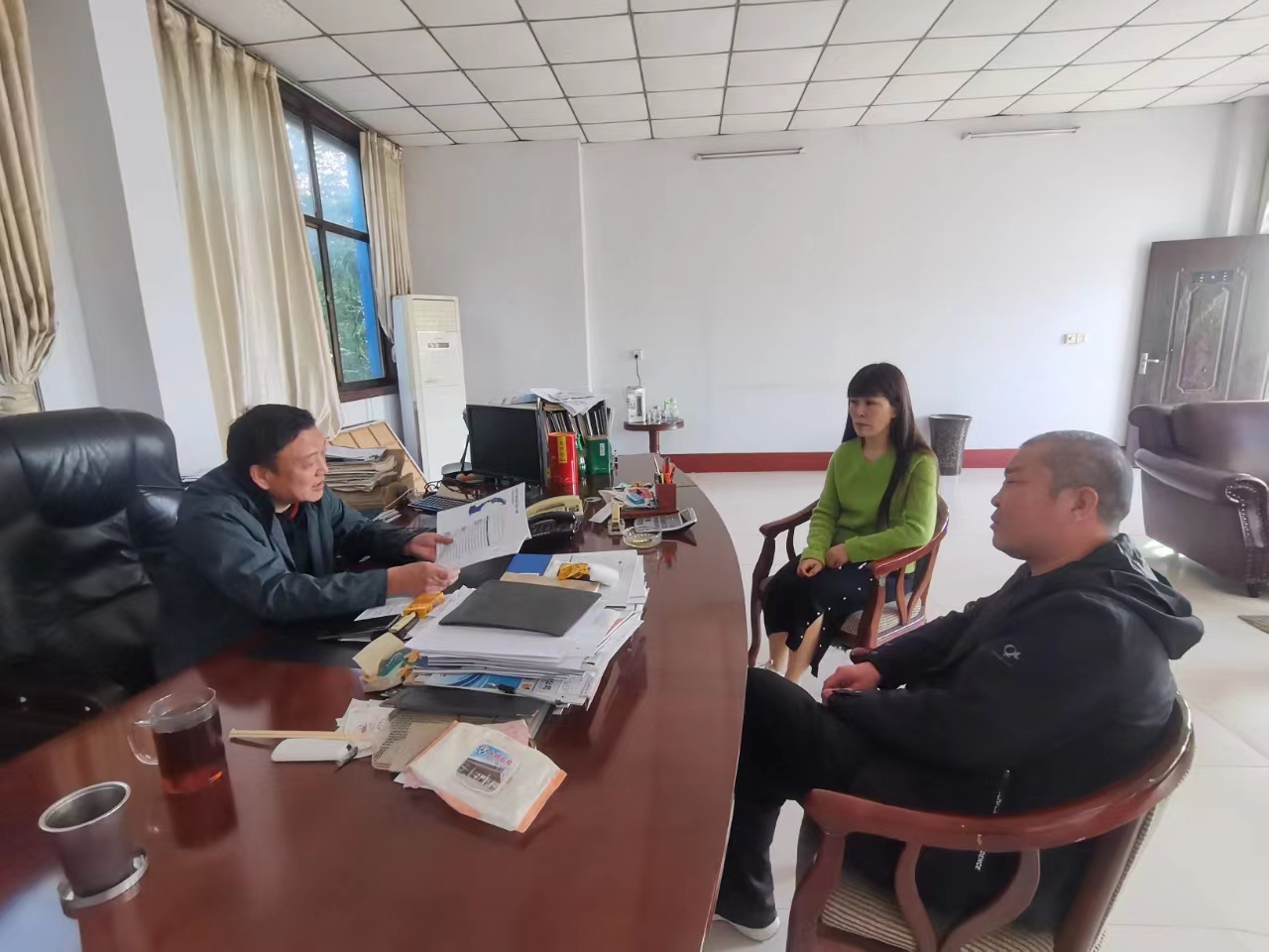 木欒司法所與公司對(duì)接，提供“點(diǎn)對(duì)點(diǎn)”、“訂單式”常態(tài)化司法精準(zhǔn)服務(wù)，助力企業(yè)發(fā)展。